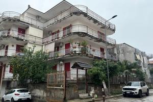 Ampio trilocale in parco con cantinola cod. 1022