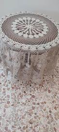 centro copritavolo  tondo fatto all'uncinetto 