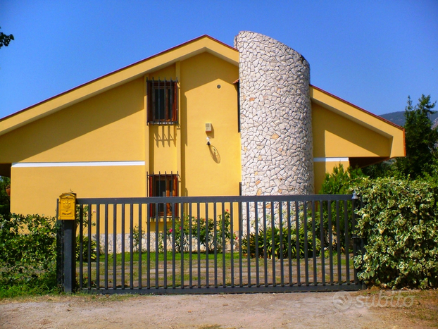 VILLA Teresa a Salto di Fondi, con giardino