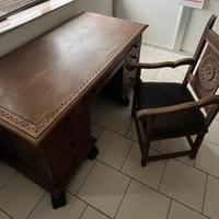 Scrivania e sedia in legno