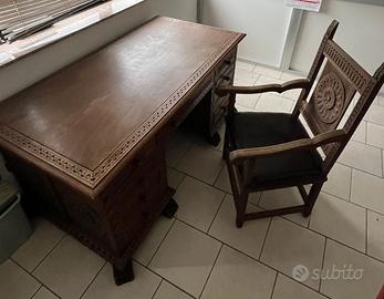 Scrivania e sedia in legno