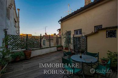 Appartamento di 200 m² con più di 5 locali a Firen