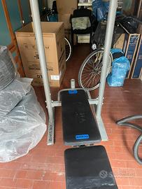 panca piana con bilancieri, pesi e step