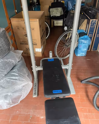 panca piana con bilancieri, pesi e step