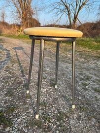 Sgabello vintage in metallo cromato e similpelle
