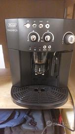 De Longhi Magnifica ESAM 4000.B di colore nero