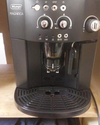 De Longhi Magnifica ESAM 4000.B di colore nero
