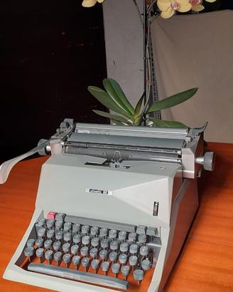 macchina per scrivere modello meccanico