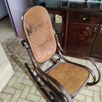 Sedia a dondolo vintage in legno curvato e paglia