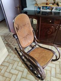 Sedia a dondolo vintage in legno curvato e paglia