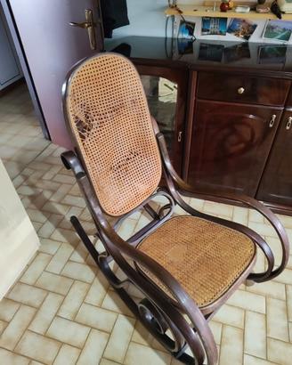 Sedia a dondolo vintage in legno curvato e paglia