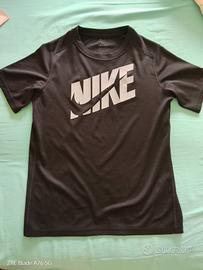 T- Shirt " Nike" nera con logo traspirante DriFit