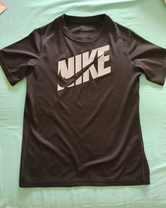 T- Shirt " Nike" nera con logo traspirante DriFit