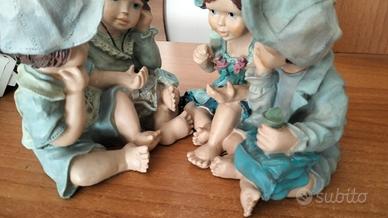 coppia di bomboniere bambini in resina 