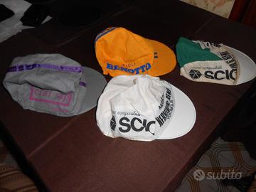 QUATTRO CAPPELLINI DA CICLISTA VINTAGE