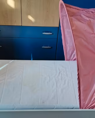 Lettino IKEA con 2 sponde, materasso e tenda