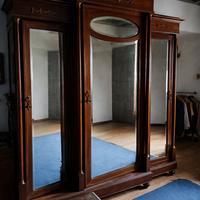 Grande armadio antico a tre ante con specchi