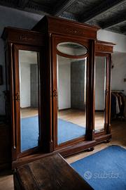 Grande armadio antico a tre ante con specchi