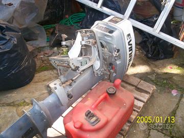 Svuoto garage diversi fuoribordo