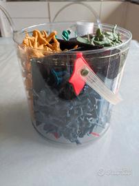 Soldatini di plastica in 4 gruppi di colore divers