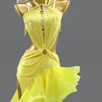 Vestito latino con accessori