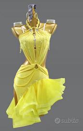 Vestito latino con accessori