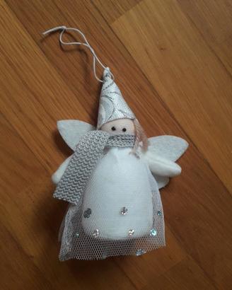 Piccolo angelo vestito di bianco decorazione