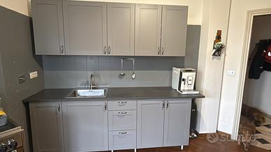 Cucina lineare grigia