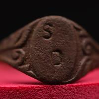 Anello in bronzo rinascimentale decorato con inizi