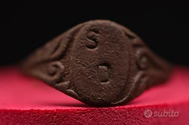 Anello in bronzo rinascimentale decorato con inizi