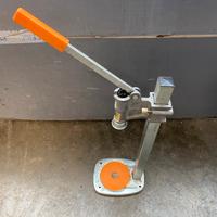 Tappatrice semiautomatica per tappi corona