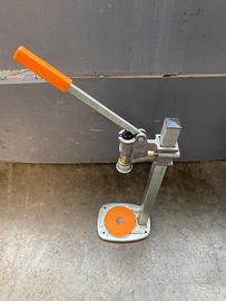 Tappatrice semiautomatica per tappi corona