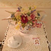 Raffinata Teiera Bavaria con fiori artificiali 