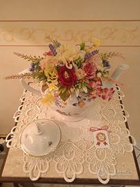 Raffinata Teiera Bavaria con fiori artificiali 
