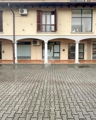 NEGOZIO A GHEDI