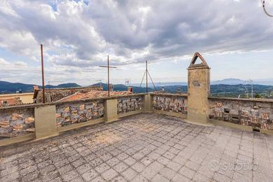 Appartamento di 185 m² con più di 5 locali a Mompe