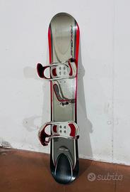 Tavola snowboard con attacchi