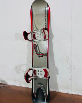 Tavola snowboard con attacchi