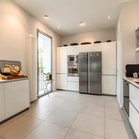 cucina moderna con elettrodomestici