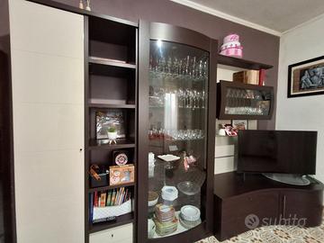 Parete attrezzata con piccolo angolo bar