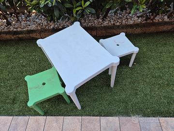 1 tavolino e 2 sgabelli ikea in plastica 
