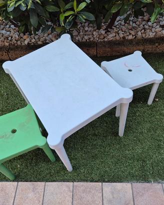 1 tavolino e 2 sgabelli ikea in plastica 