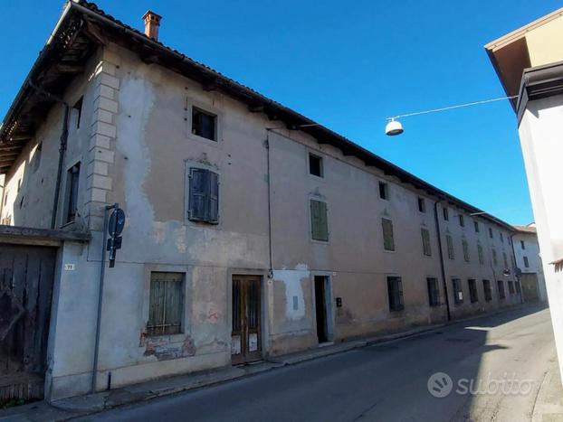 AMPIA CASA D'EPOCA DA RISTRUTTURARE IN CENTRO