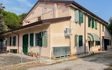 TERRATETTO PENTALOCALE CON GARAGE E CANTINA PRIVAT