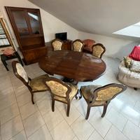 Tavolo e sedie in stile Luigi Filippo