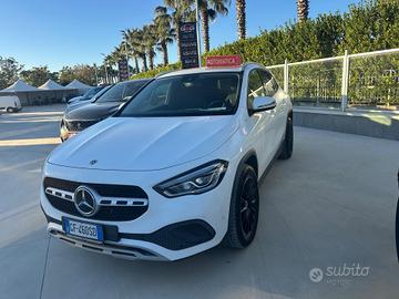 MERCEDES GLA 180 AUT+F1+LED+NAVI+R.CAMERA