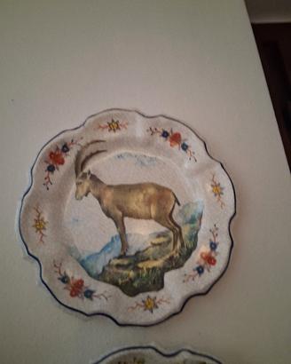 Piatti appesi per arredare la casa 