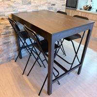 Tavolo alto con sedie