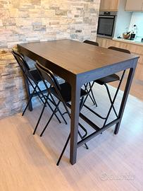 Tavolo alto con sedie