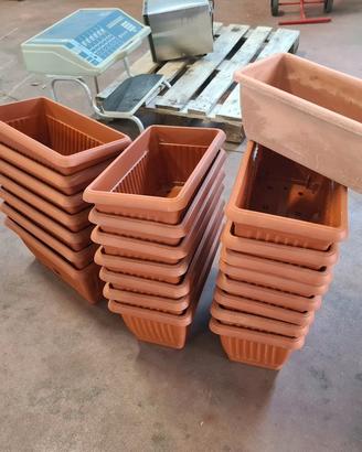 23 vasi in plastica per piantine usati
